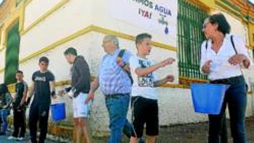 Otra cadena humana pide agua en Rey Heredia