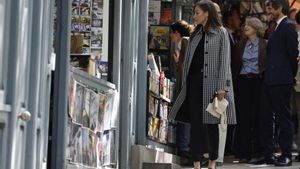 La reina Letizia en la Feria de Libros de la Cuesta de Moyano.