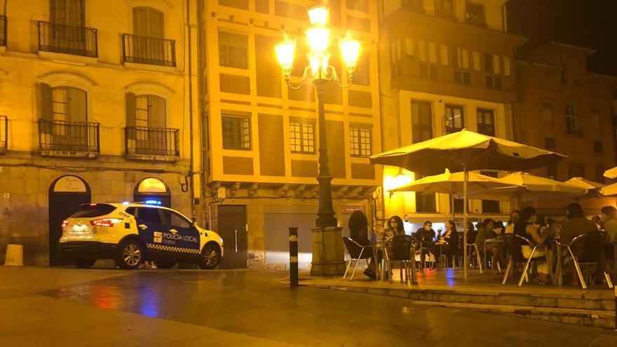 &quot;Noche de locos&quot; para la Policía Local de Oviedo: 28 intervenciones y 2 detenidos
