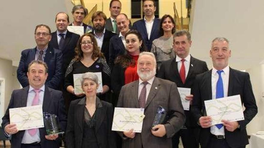 El concejal de Medio Ambiente, a la derecha, tras recibir el premio.