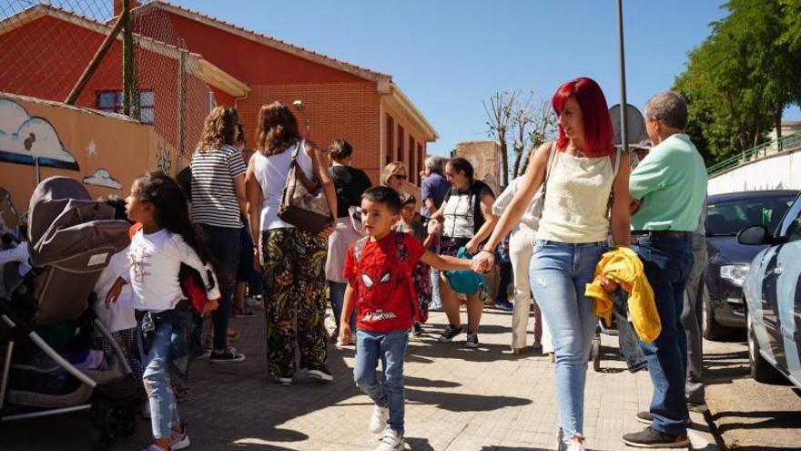 Los padres van a recoger a sus hijos a la salida del colegio Obispo Nieto. | Jose Luis Fernández