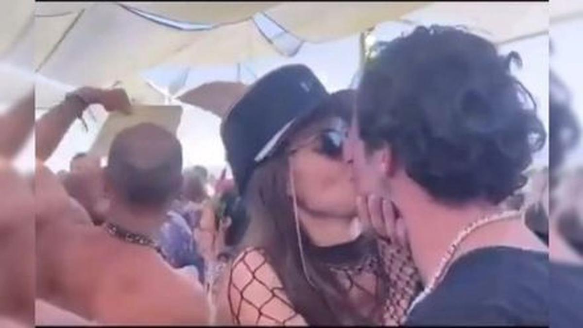 Imagen del vídeo del prometido de Tamara Falcó besándose con otra mujer.