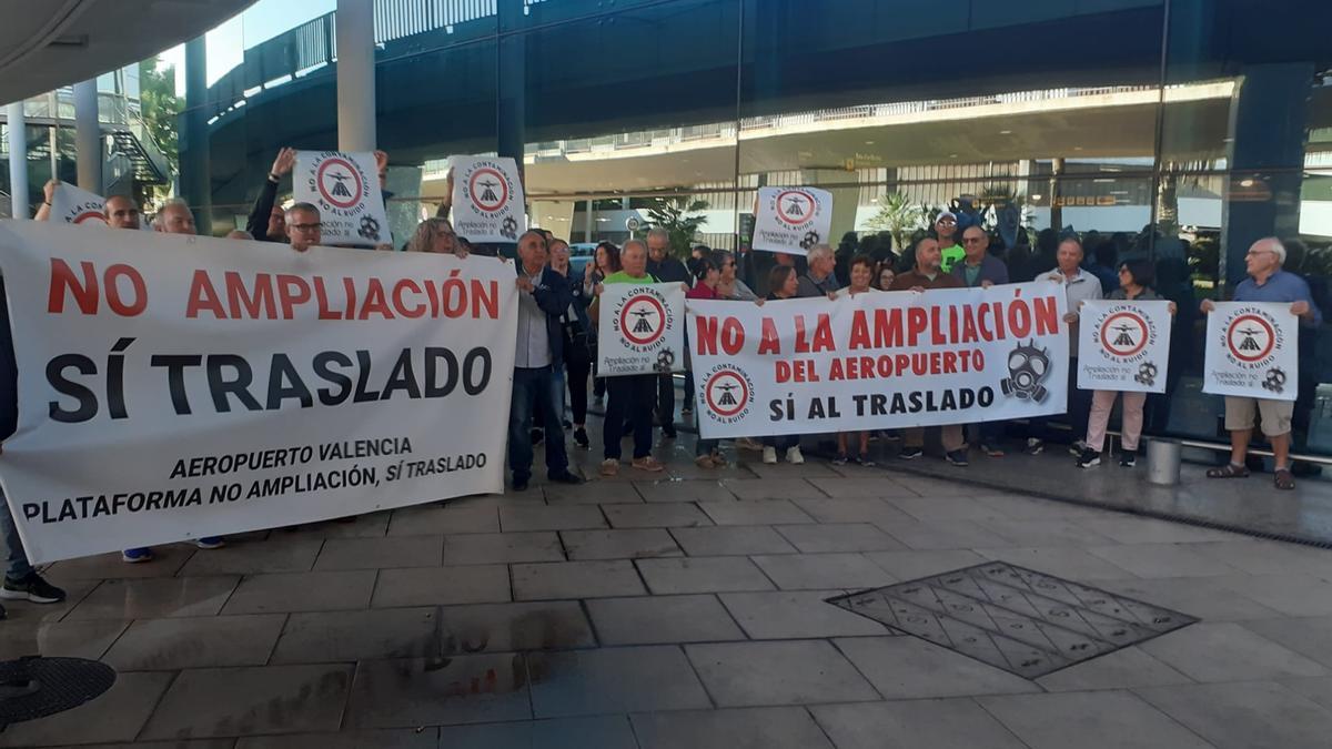 Concentración de la Plataforma contra la ampliación del aeropuerto de Manises.