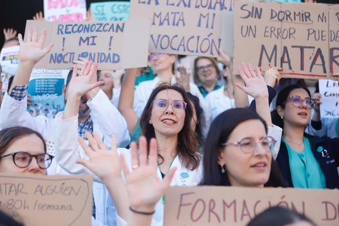 Concentración de los médicos en el hospital Clínico de Zaragoza en el cuarto día de la huelga de médicos.