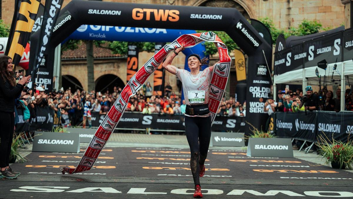 Tove Alexandersson cruzando la meta de Zegama