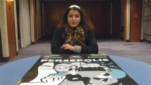 Marjane Satrapi, junto al cartel de su película de animación Persépolis, basada en su cómic autobiográfico.