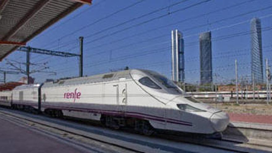 Fotografía de archivo de un tren Alvia en Madrid.