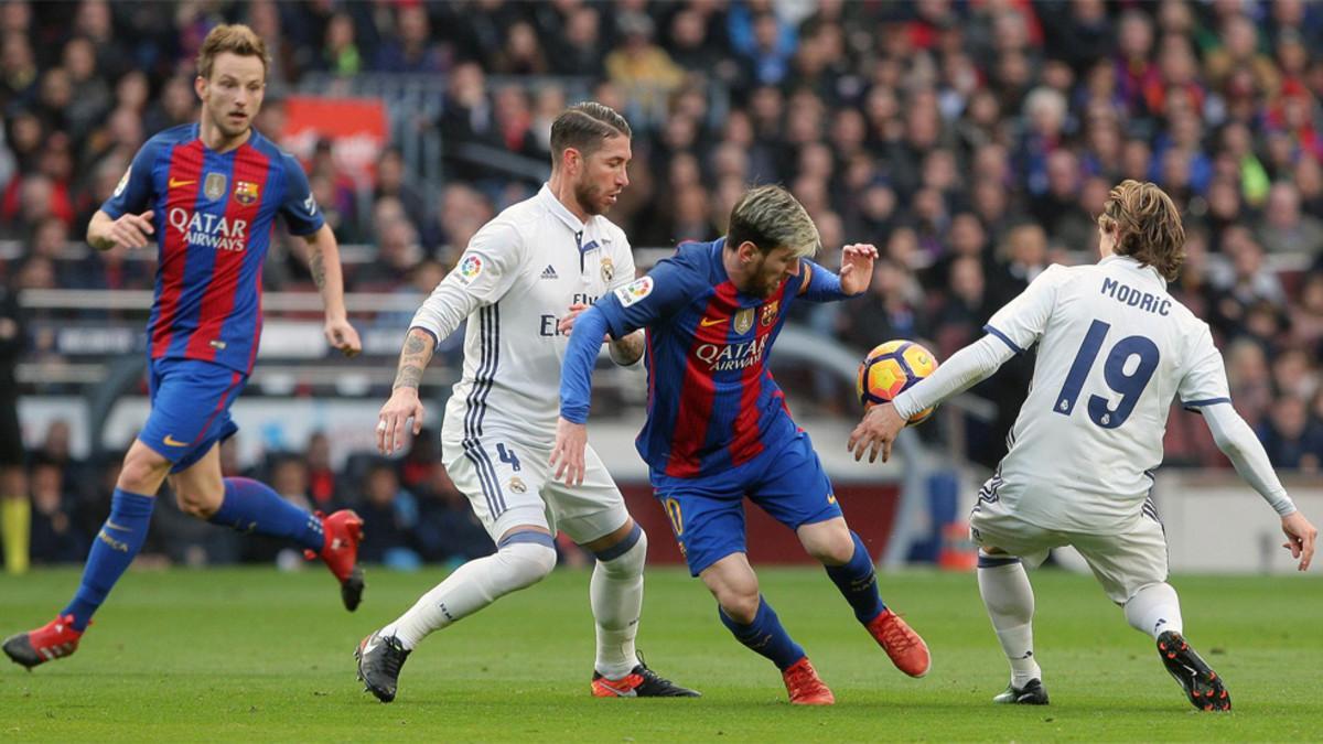 Rakitic, Sergio Ramos, Messi y Modric durante el Barça-Real Madrid de la Liga 2016/17