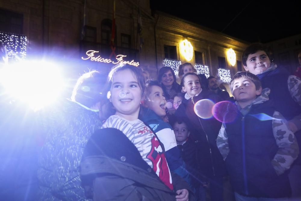 Avilés enciende sus luces de Navidad.