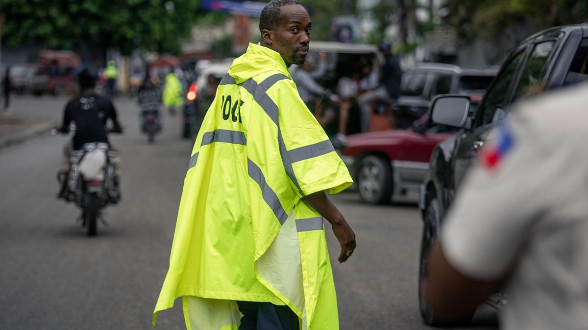 Un policía lleva una capa para la lluvia este jueves, en Puerto Príncipe (Haití). La tormenta tropical Melissa, que sigue avanzado lentamente por el Caribe, se cobró su primera víctima mortal en Haití, uno de los países más expuestos en la última década a los desastres naturales y que se enfrenta actualmente a serios problemas de infraestructuras para hacer frente a cualquier tipo de emergencia.