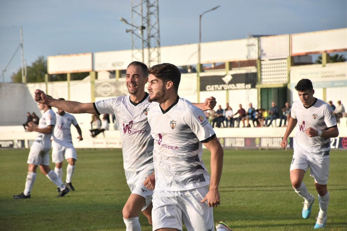Abraham Gómez celebra un gol con el CD Pozoblanco esta temporada.