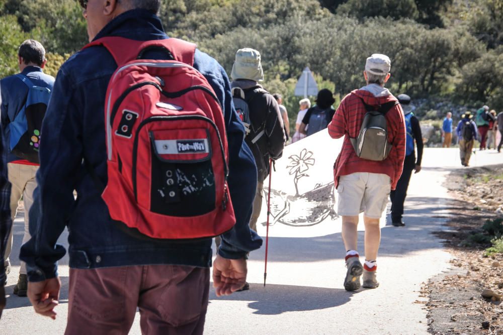 Marcha antimilitarista en la Sierra de Aitana