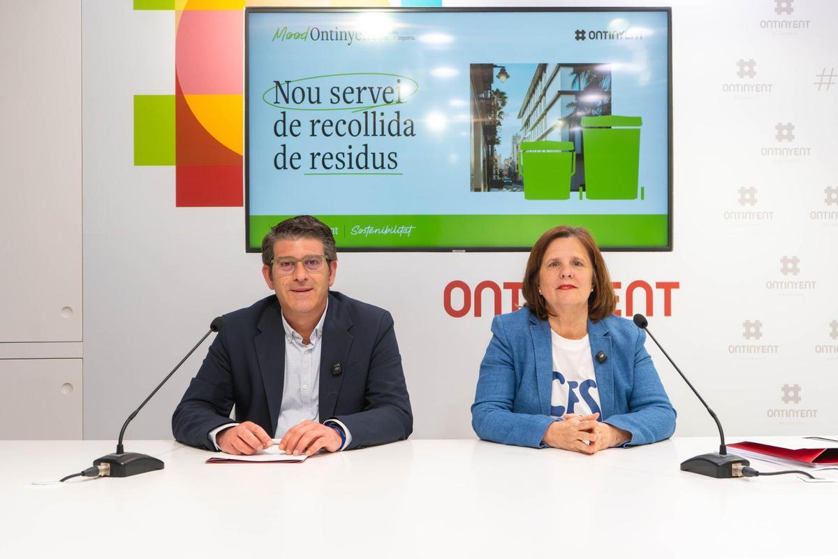 El alcalde de Ontinyent y la regidora Sayo Gandia presentan el nuevo servicio de recogida de residuos.