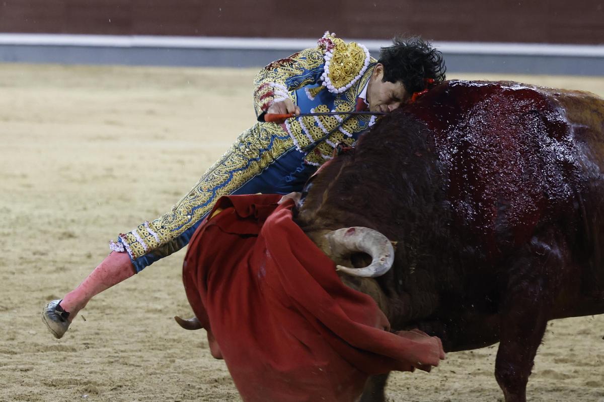 El diestro mexicano Isaac Fonseca recibe una cogida en la lidia de uno de sus astados.
