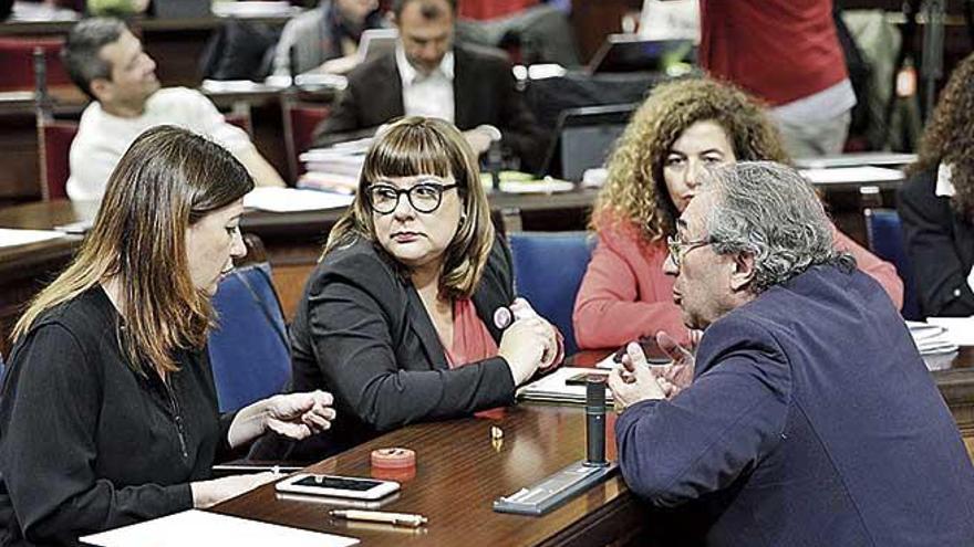 Francina Armengol, Bel Busquets, Pilar Costa y Martí March ayer hablando en el Parlament.