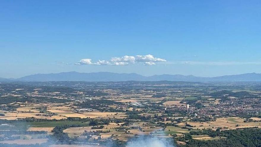 Un incendi de vegetació talla la GI-660 a la Bisbal d’Empordà