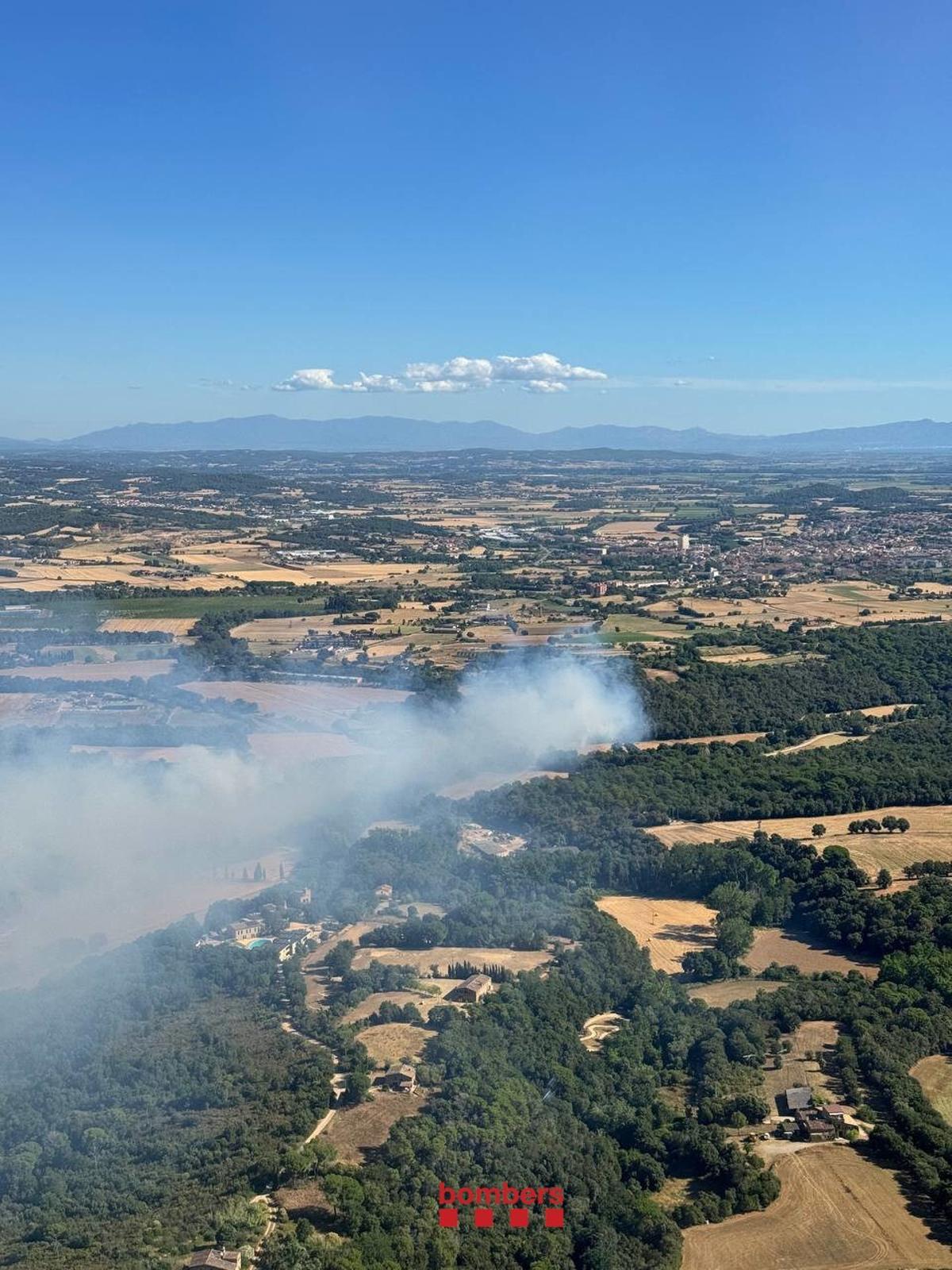 Un incendi de vegetació talla la GI-660 a la Bisbal d’Empordà Un incendi de vegetació talla la GI-660 a la Bisbal d’Empordà