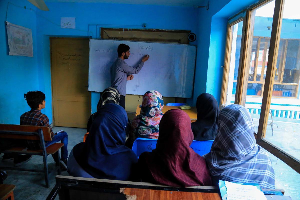 Una escuela gratuita recibe a las mujeres en Kabul, expulsadas por los talibanes