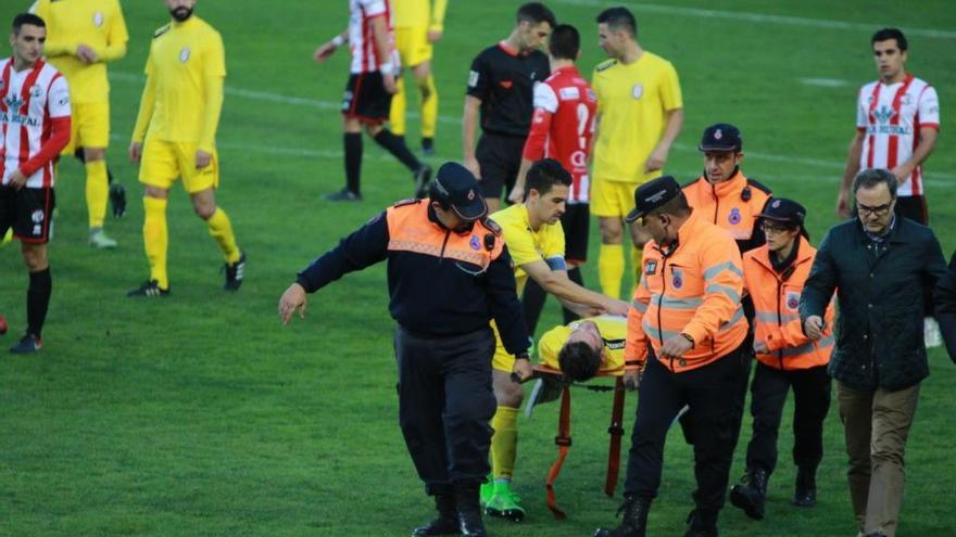 Momento en el que los servicios sanitarios trasladan al jugador