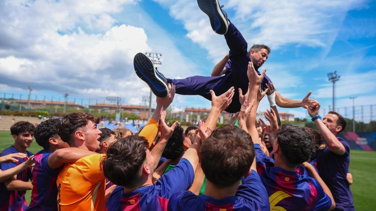 Cesc Bosch fue manteado por sus jugadores