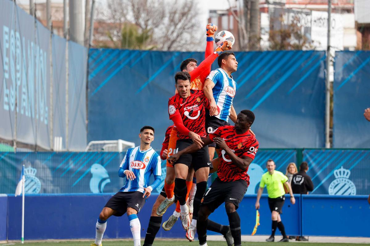 Fútbol. Segunda RFEF. Espanyol B - Mallorca B. El portero mallorquinista Alex Quevedo despeja el balón en un córner