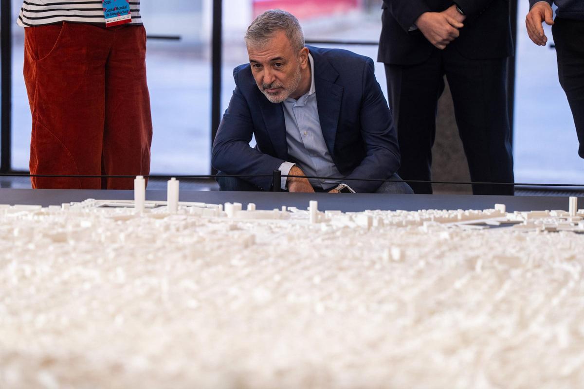 Presentación de la nueva maqueta del Pla de Barcelona 2026–2035. En la imagen , el alcalde de Barcelona, Jaume Collboni