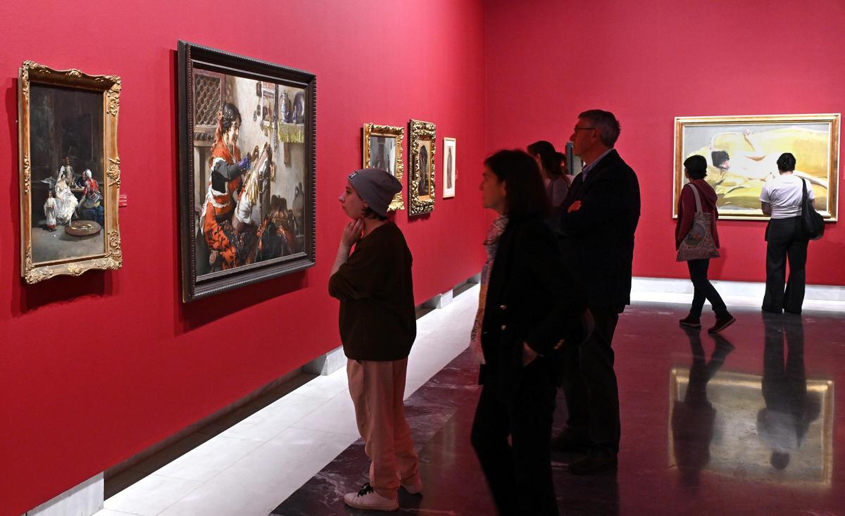 Algunos de los visitantes de la exposición 'De Fortuny a Montmartre'.