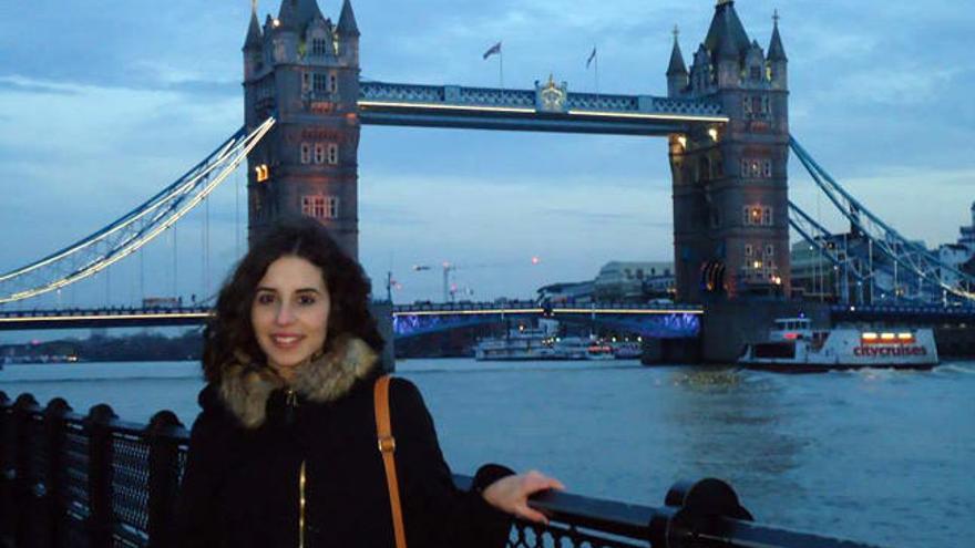 Laura ante el puente de la Torre, en Londres. // FdV