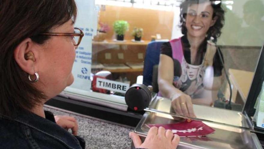 Una mujer sorda compra un billete en la estación de Elda utilizando el nuevo dispositivo.