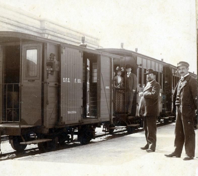 Tren de Sant Feliu de Guíxols en una estació, entre 1894 i 1896.