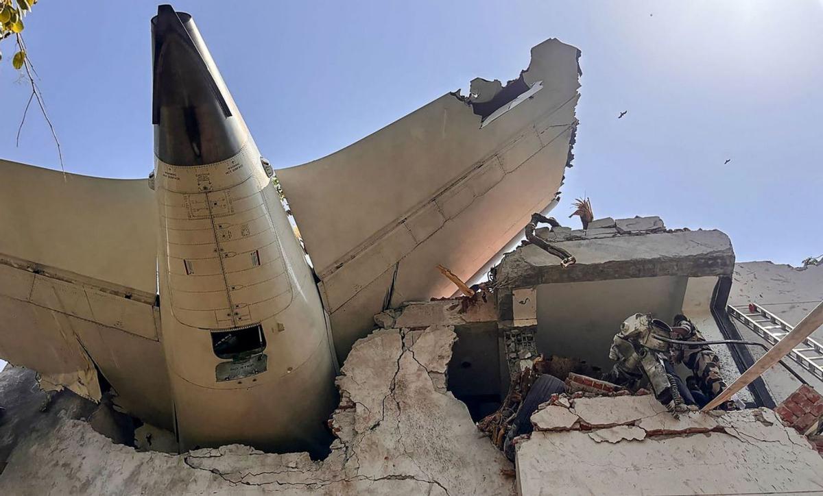 Almenys 240 morts a l’Índia a l’estavellar-se un avió Almenys 240 morts a l’Índia a l’estavellar-se un avió