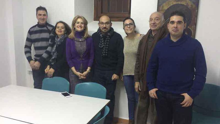 Integrantes de la nueva directiva de la cofradía posan junto a uno de los párrocos de la ciudad.