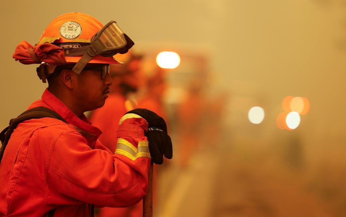 Los bomberos luchan contra las llamas de Dixie en California.