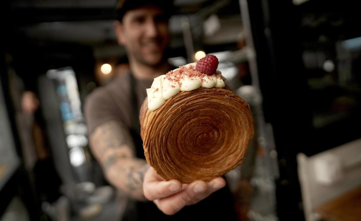 'Novo Mundo' ha pasado de ser una pequeña panadería de barrio a hacer 'sold out' de su producto viral, el 'New York Roll'.