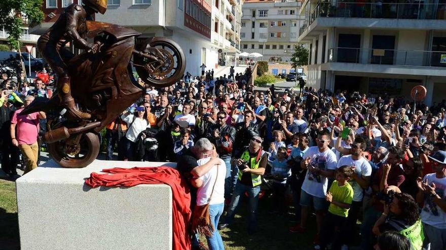 Inauguración de la estatua de Dani Rivas, en la Praza do Emigrante, en Moaña. // Gonzalo Núñez