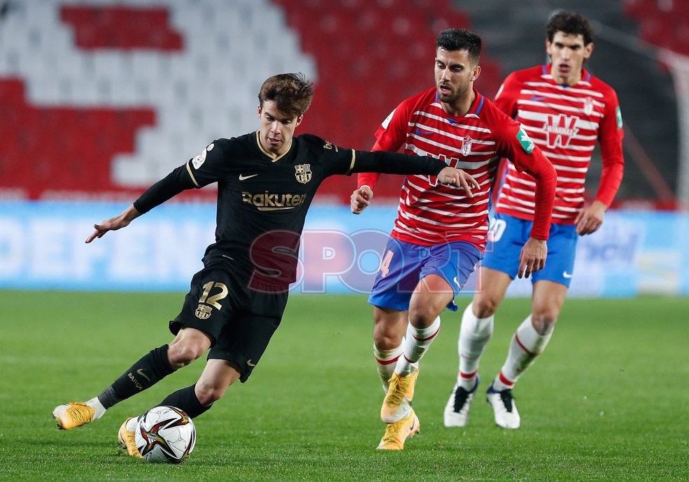 Riqui Puig durante el partido de cuartos de final de la Copa del Rey entre el Granada y el FC Barcelona disputado en el Nuevo los Cármenes