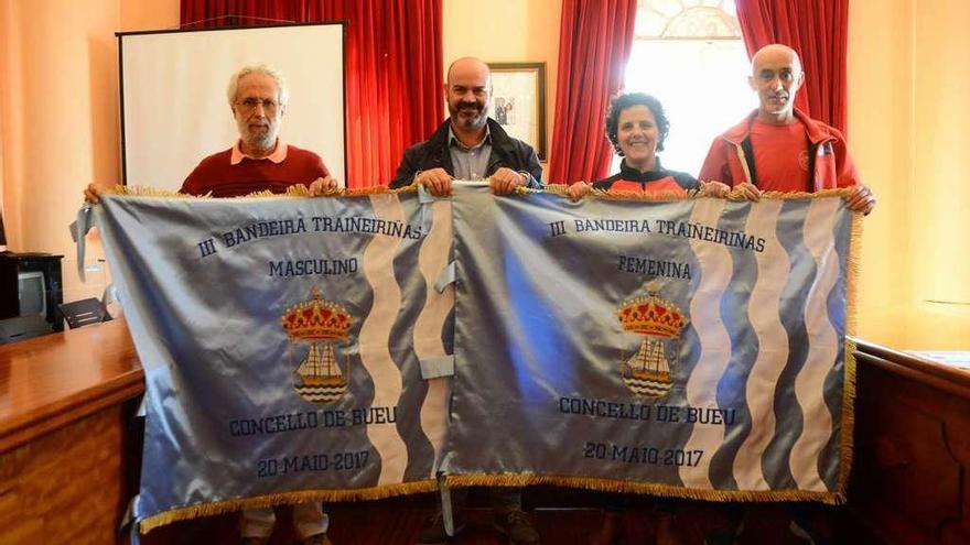 Manolo Otero, Félix Juncal, Rosa Carballo y Javier Pazos con las banderas de la regata de hoy. // G. Núñez