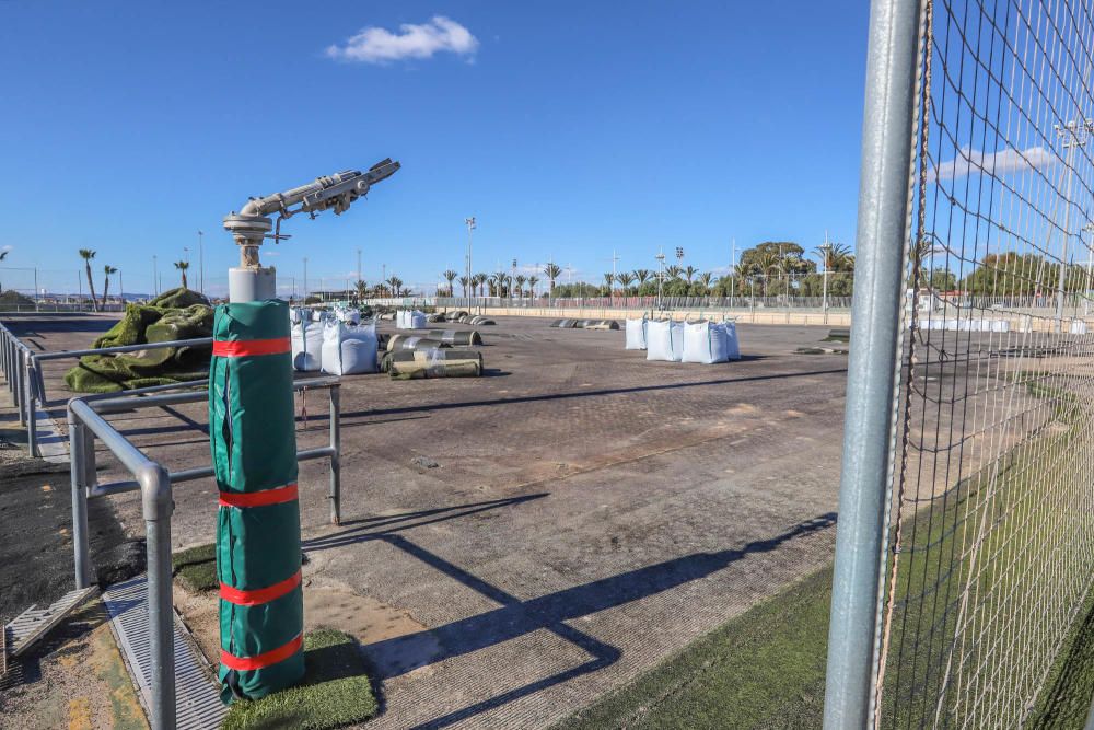 El césped artificial de los campos de fútbol de la Ciudad Deportiva se está sustituyendo en estos momentos. Más adelante se renovará la pista de atletismo. Las obras van a durar 4 meses y cuestan 650.