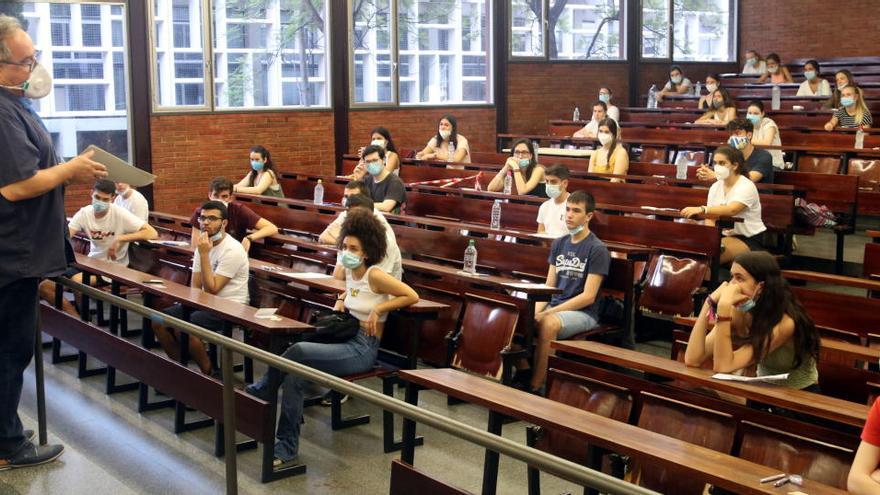 Una aula a la Facultat d&#039;Economia i Empresa de la UB abans de començar el primer examen de les PAU