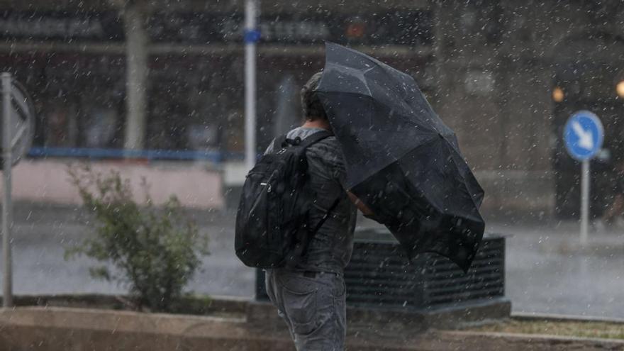 Una tromba de agua descarga 30 litros en Palma y provoca atascos de tráfico, pequeñas inundaciones y retrasos en los trenes