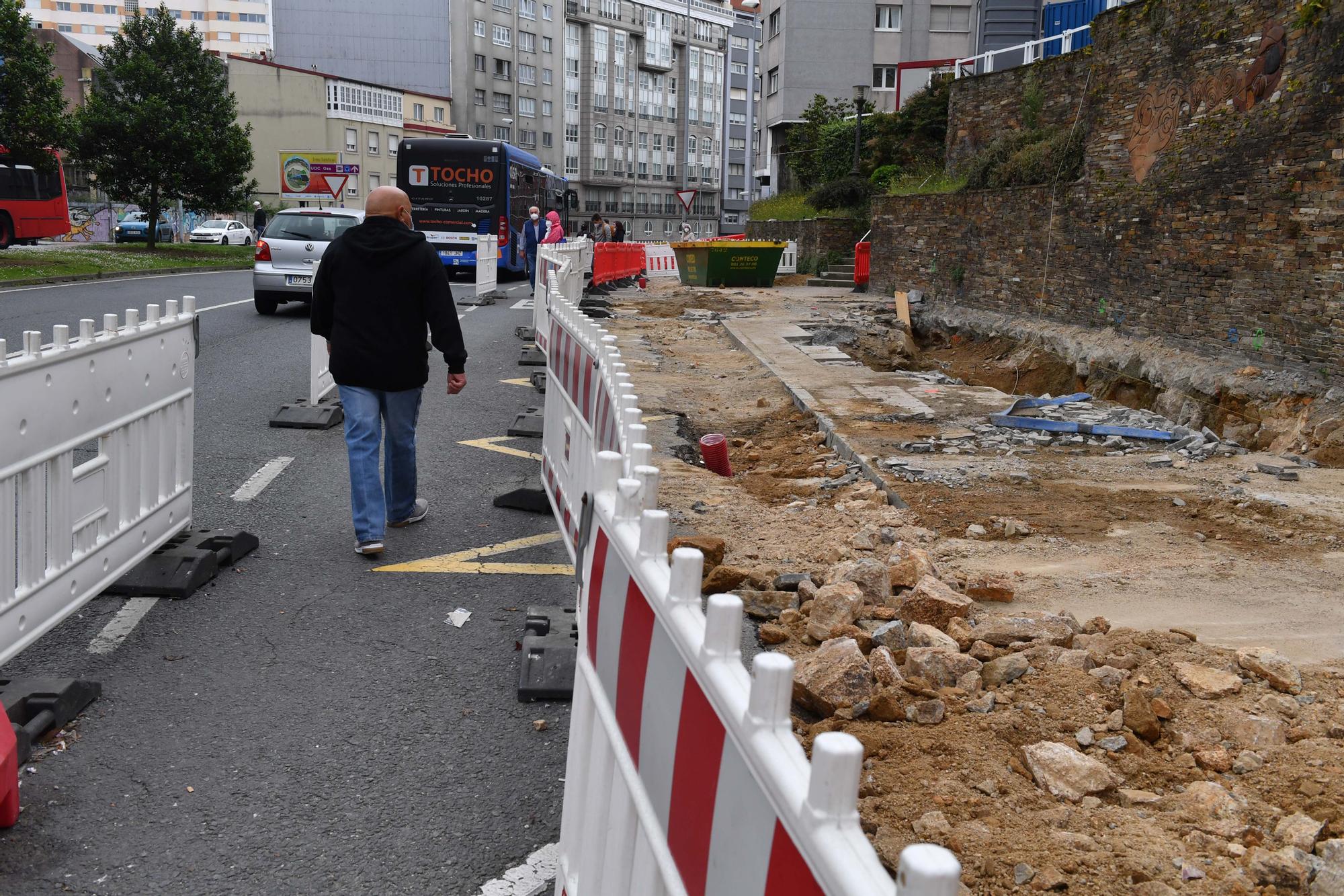 Suprimida la parada de bus por obras del ascensor de Os Castros