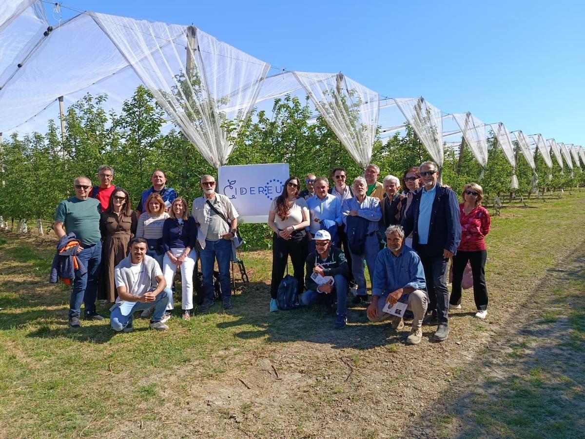 Las concejales del Ayuntamiento de Cangas de Onís, Salomé García (segunda por la izquierda) y Blanca Bueno (cuarta por la izquierda) junto a representantes del Ayuntamiento de Valleseco (Gran Canaria), Nava, Gijón, Saint Marcel (Aosta, Italia), Chelčicko-Lhenicky (Bohemia, República Checa) y de Celje (Slovenia).