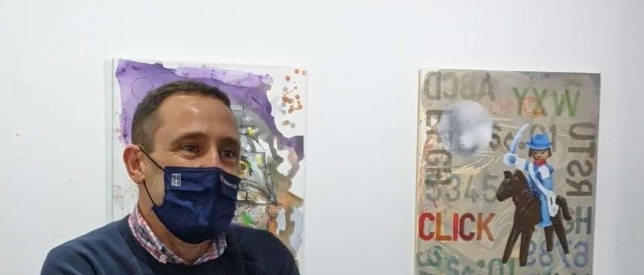 El pintor vilagarciano durante la inauguración de su exposición en Noia.