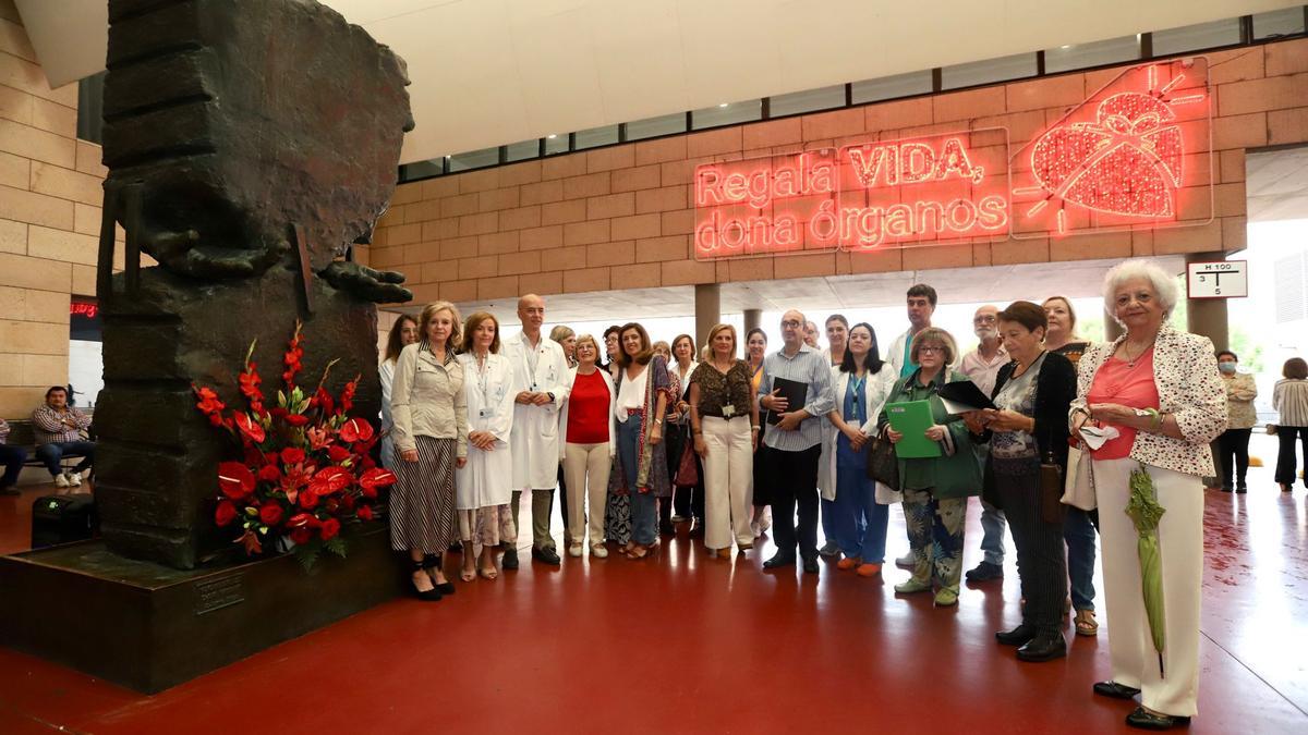 Representantes del hospital Reina Sofía y de las asociaciones de trasplantados, junto a autoridades sanitarias, durante la ofrenda floral en el Monumento al Donante.