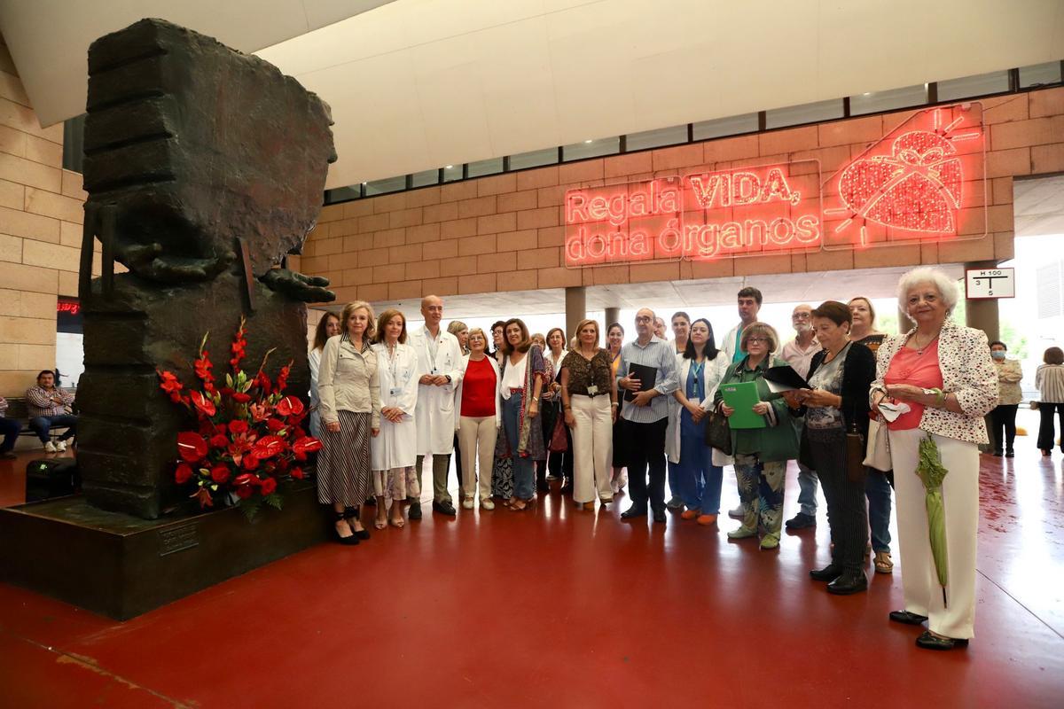 Representantes del hospital Reina Sofía y de las asociaciones de trasplantados, junto a autoridades sanitarias, durante la ofrenda floral en el Monumento al Donante.