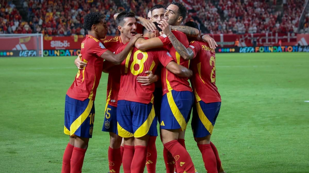 Los jugadores de la selección española celebran el gol de la victoria frente a Dinamarca