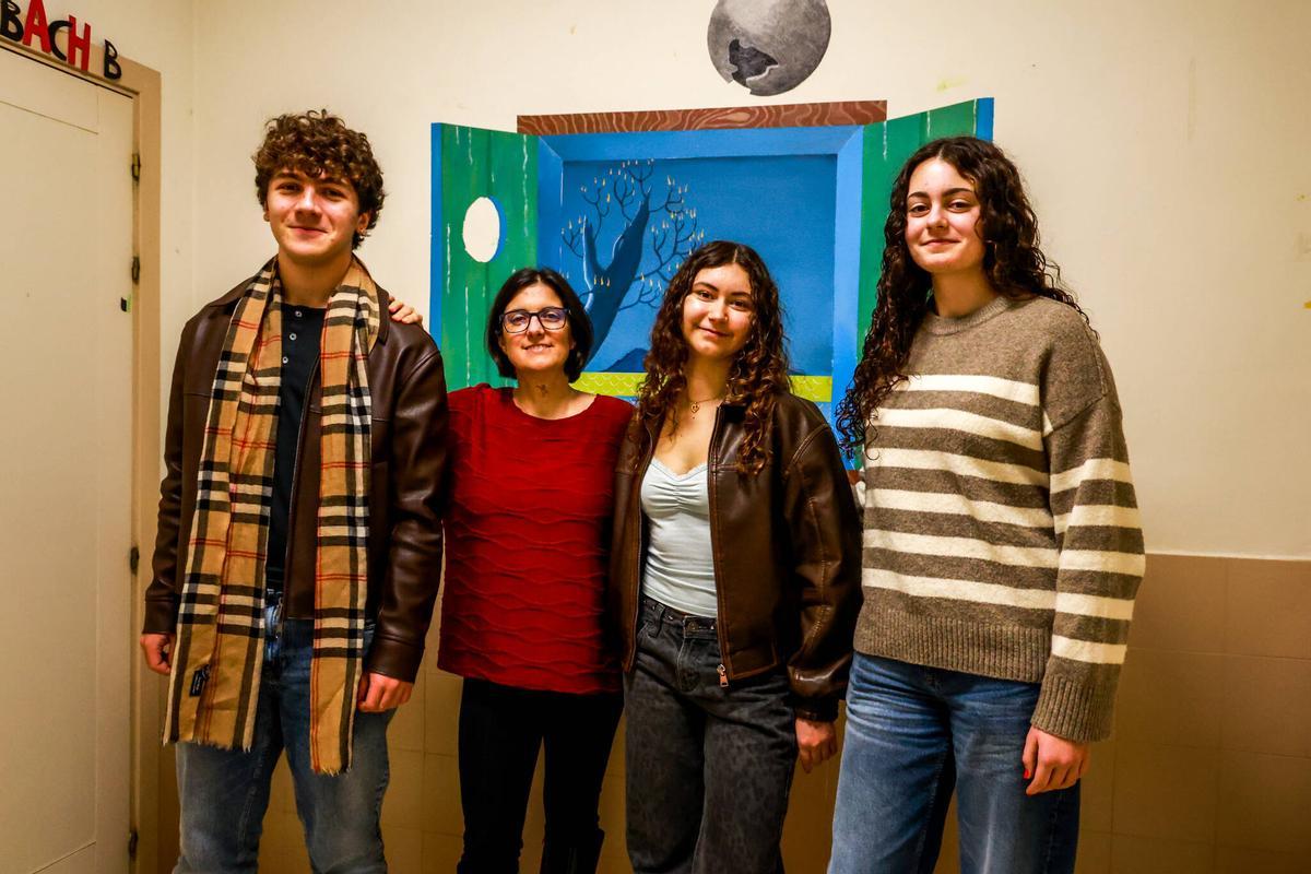 La profesora Lourdes Acuña junto a los tres alumnos que acudieron a la final autonómica de la Olimpiada de Biología.