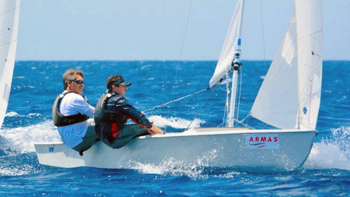 Fernando León recibe el 'Premio Nacional de Vela' a la mejor carrera deportiva.