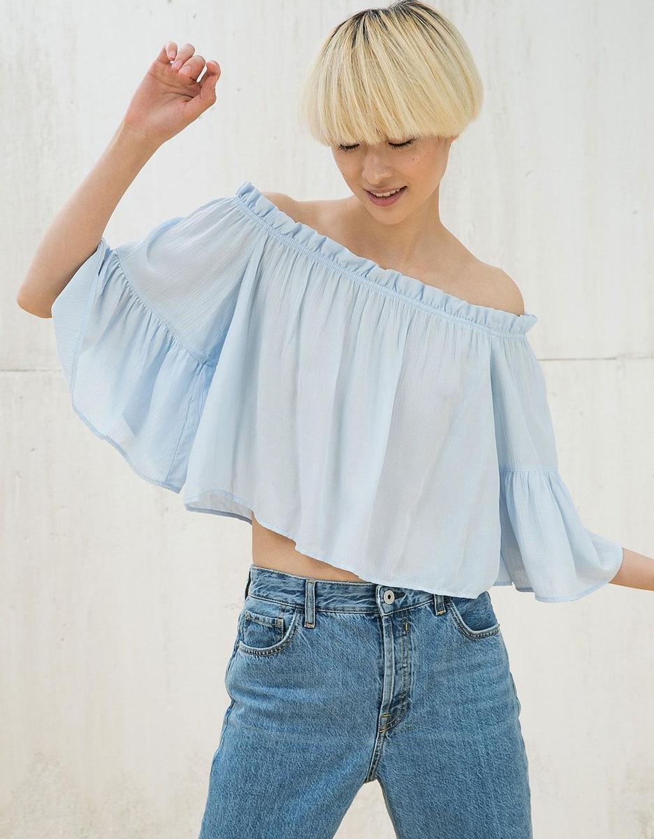 Hombros al aire, blusa con volantes de Bershka (19,99€)