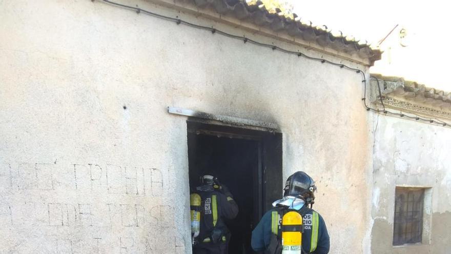 Extinguido un incendio de una vivienda en el Campillo de Lorca